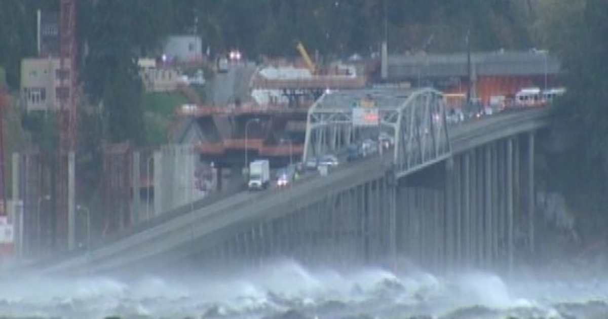 High winds, waves shake floating bridge in Wash.